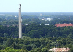 Skats uz pieminekli Padomju Latvijas un Rīgas atbrīvotājiem no fašistiskajiem iebrucējiem Uzvaras parkā no Latvijas Zinātņu akadēmijas ēkas.