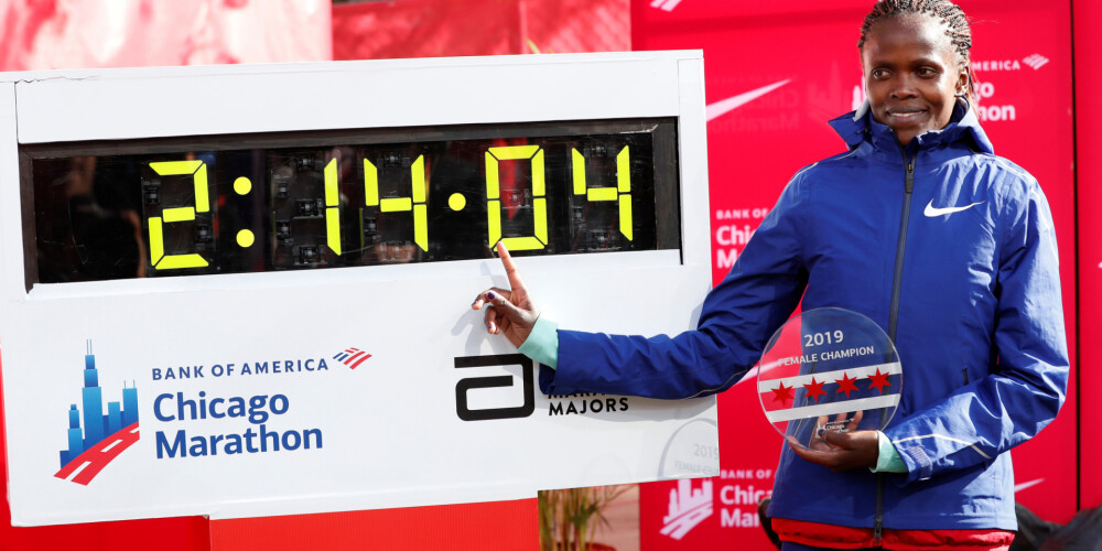 Kenijiete Kosgei labo pasaules rekordu maratonā