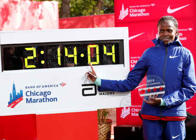 Kenijiete Kosgei labo pasaules rekordu maratonā