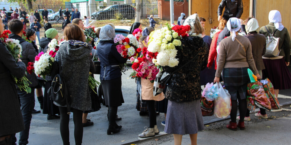 Simtiem cilvēku Saratovā apglabā 9 gadus veco Lizu - meiteni, kuras slepkavība šokēja visu Krieviju