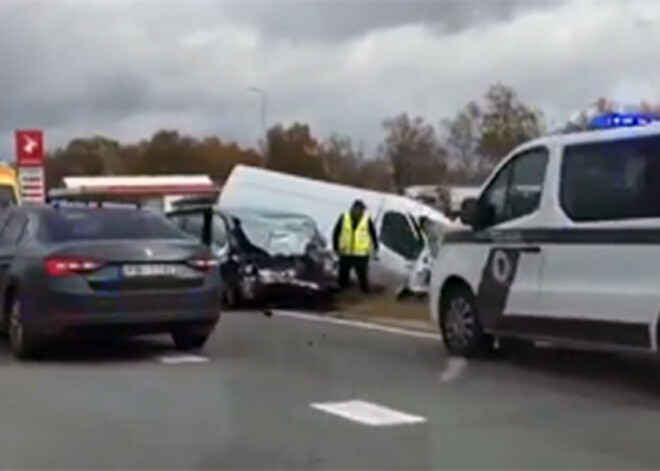 Uz Latvijas autoceļiem aizvadīta traģiska svētdiena