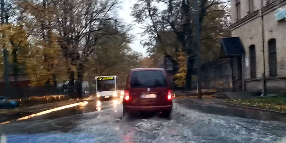 VIDEO: pēc spēcīgajām lietavām applūdušas vairākas Rīgas ielas