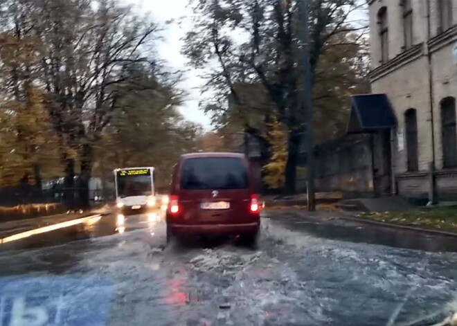VIDEO: pēc spēcīgajām lietavām applūdušas vairākas Rīgas ielas