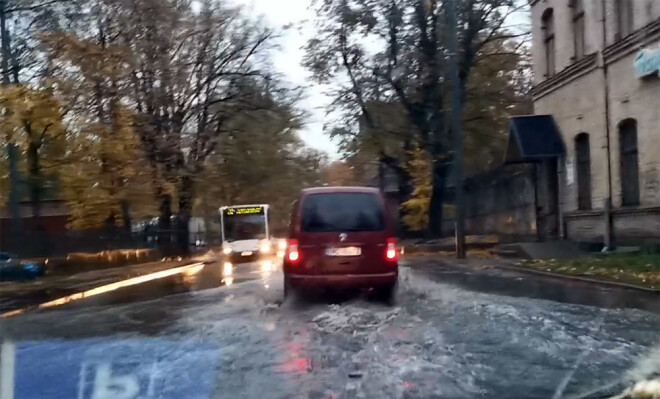 Lietavas Rīgā vairākas ielas atstājušas zem ūdens.