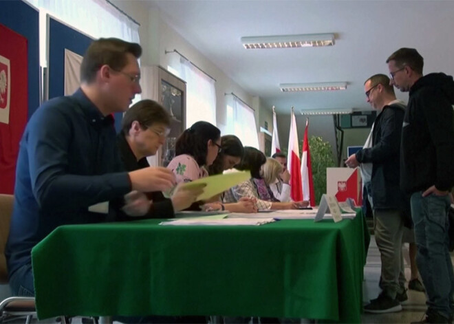 Polijas vēlēšanās pārliecinoši uzvarējusi valdošā konservatīvā partija