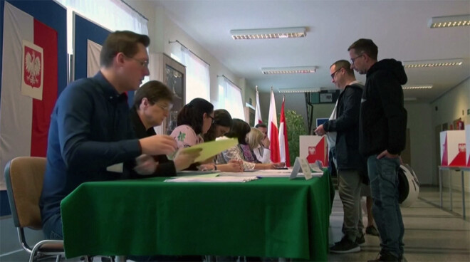 Cilvēki Polijā piedalās parlamenta vēlēšanās.