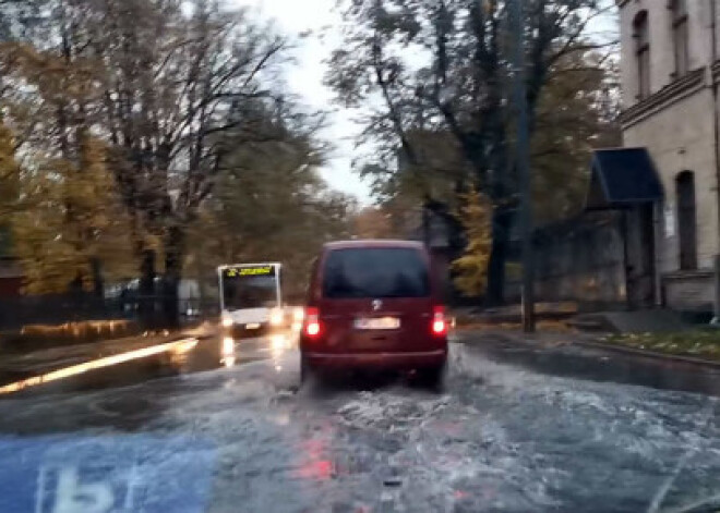 Видео: после ливня Ригу затопило, с утра откачивают лужи