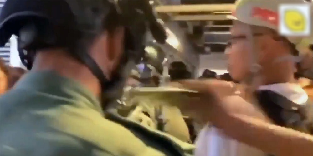 VIDEO: protestētājs Honkongā iedur policistam kaklā ar kancelejas nazi