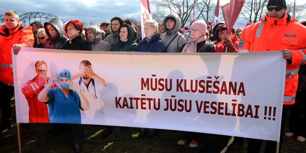 Iedzīvotāju veselības aprūpe apdraudēta; Mediķu arodbiedrība rīkos plašas protesta akcijas