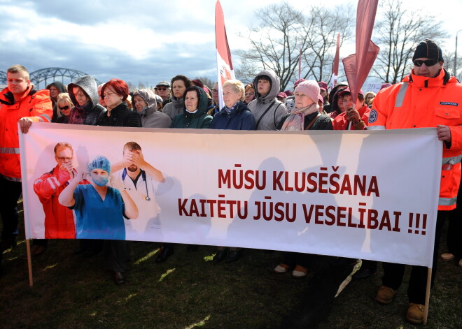 Iedzīvotāju veselības aprūpe apdraudēta; Mediķu arodbiedrība rīkos plašas protesta akcijas