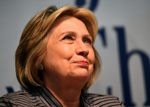 Hilarija Klintone aizstāv hercogieni Meganu pret britu preses “uzbrukumiem”
