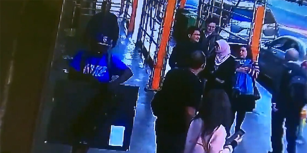 VIDEO: nofilmēts zaglis, kurš 30 sekundēs nozaga Salvadora Dali gravīru