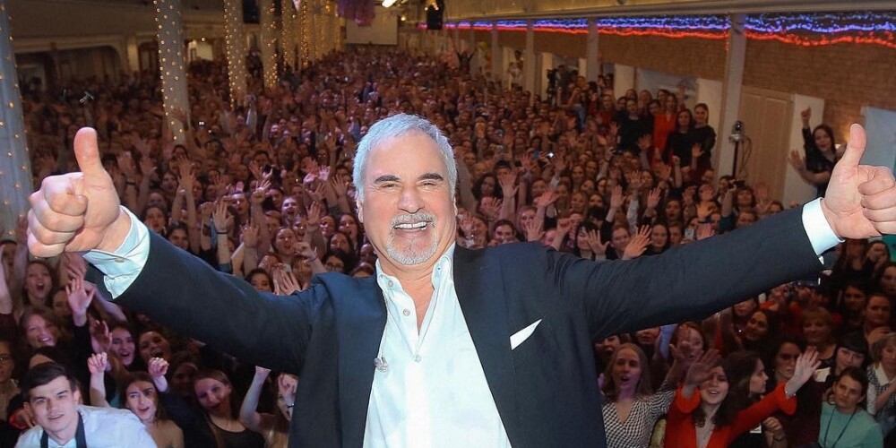 Вале́рий Шота́евич Мела́дзе (настоящее имя — Валериа́н Шота́евич Мела́дзе; род. 23 июня 1965, Батуми, СССР) — советский и российский певец, актёр, продюсер и телеведущий. Заслуженный артист РФ (2006), народный артист Чеченской республики (2008). Член Общественной палаты Красногорска. Трёхкратный обладатель Национальной российской премии «Овация», многократный лауреат и обладатель премий «Песня года», «Золотой граммофон», семикратный обладатель премии «Муз-ТВ», пятикратный обладатель премии RU.TV. Младший брат композитора, певца, продюсера, заслуженного деятеля искусств Украины Константина Меладзе.