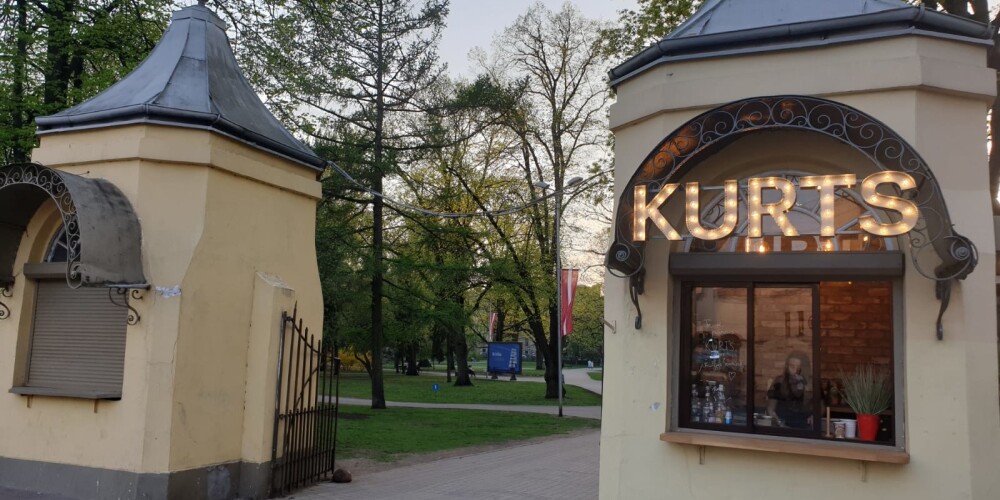 "Kam tiek zagts? Bērnam, invalīdam!” Rīgas centrā no “Kurts Coffee” kafijas namiņa nozagta krājkasīte