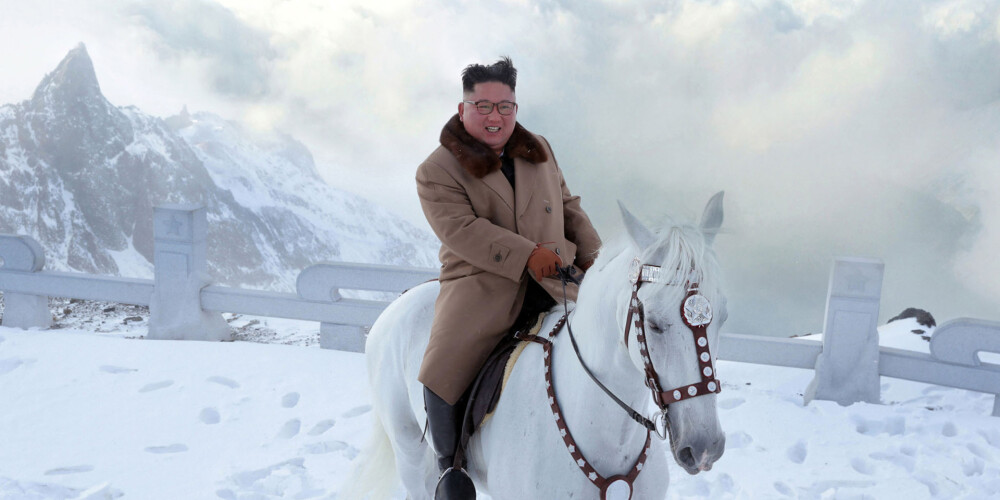 Baltā zirgā uzjājot kalnā, Kims Čenuns sola pārvarēt sankcijas