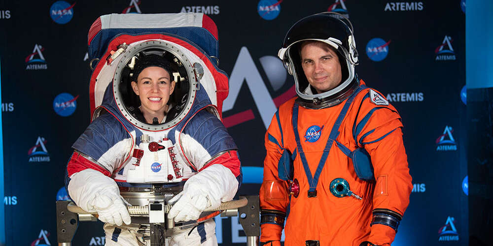 Oranžais skafandrs tiks valkāts kosmosa kuģa iekšienē, bet baltas krāsas skafandrs tiks valkāts uz Mēness virsmas.