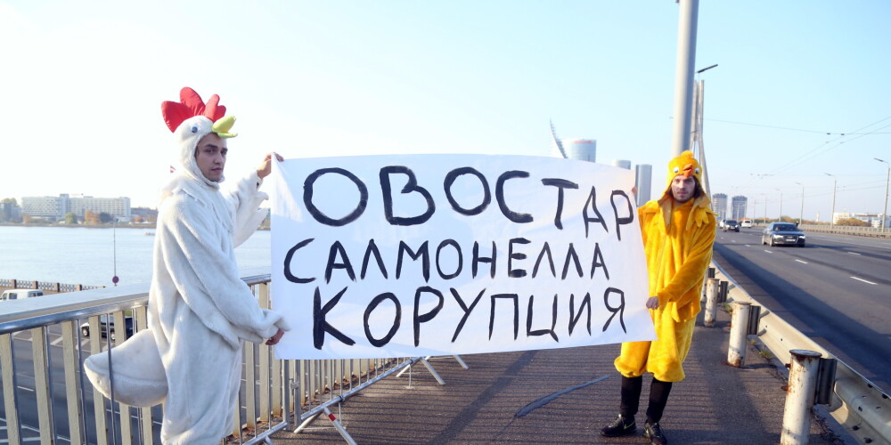 Мужчины в костюмах цыплят перед прибытием президента Украины на Вантовом мосту протестуют против украинской яичной продукции