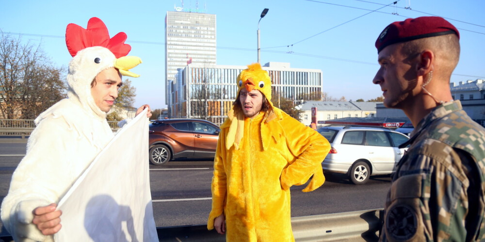 Pirms Ukrainas prezidenta ierašanās Rīgā vīrieši cāļu kostīmos uz Vanšu tilta protestē pret ukraiņu olu produkciju