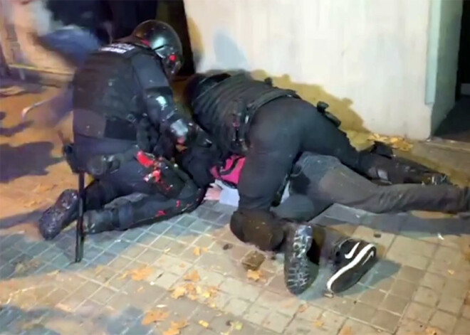 VIDEO: pēc vardarbīgajiem protestiem Katalonijā aizturēts 51 cilvēks
