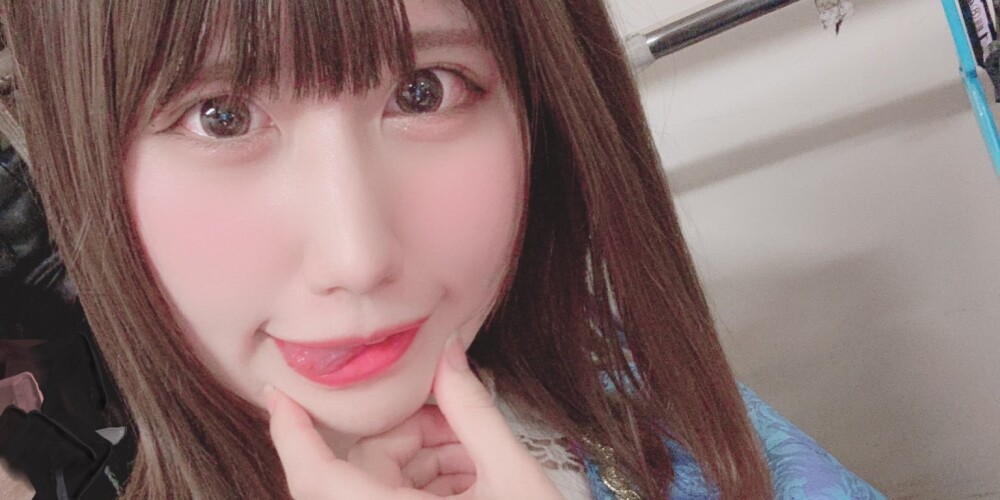 Japāņu popzvaigznei uzbrūk fanātiķis, kurš viņas atrašanās vietu noteicis pēc acu atspulga selfijā