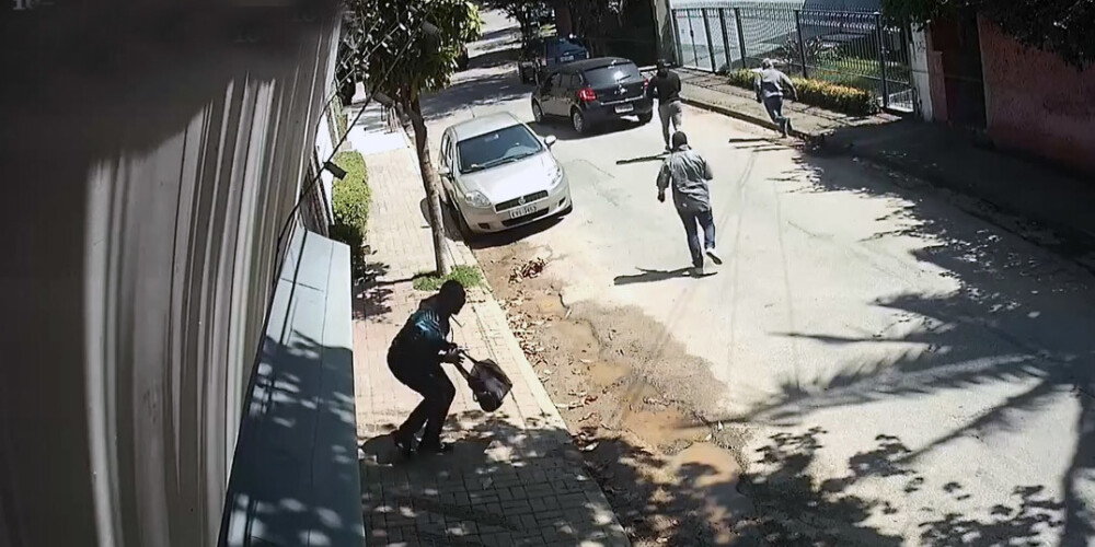 VIDEO: zagļi Brazīlijā mēģināja aptīrīt māju, taču negaidīja šādu īpašnieka reakciju