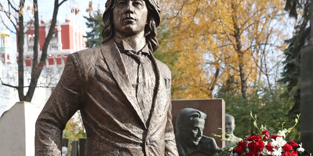 ФОТО: в день рождения Дмитрия Хворостовского певцу открыли памятник на Новодевичьем кладбище