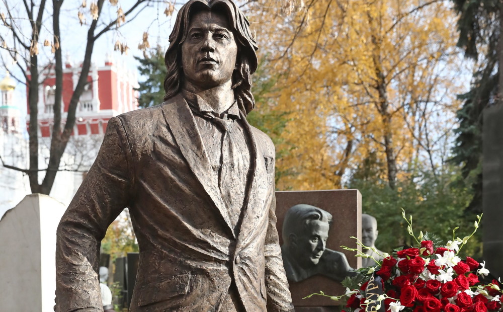 Памятник хворостовскому в красноярске фото