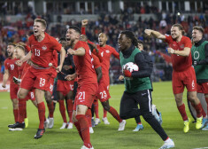 Kanādas futbolisti līksmo pēc vēsturiskā panākuma.