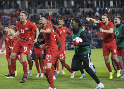 Kanādas futbolisti līksmo pēc vēsturiskā panākuma.