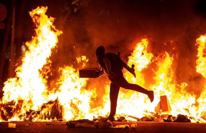 Spānijas policija trešdien paziņoja, ka pēc vardarbīgajiem protestiem, kas Katalonijā izraisījās saistībā ar cietumsodu piespriešanu deviņiem separātistu līderim, aizturējusi 51 cilvēku.