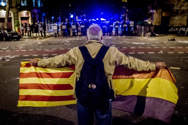 Barselonā policija stājās pretim vairākiem simtiem maskās tērptu protestētāju, kas likumsargus apmētāja ar dažādiem priekšmetiem, kā arī pielaida uguni atkritumu tvertnēm un kartona kastēm.