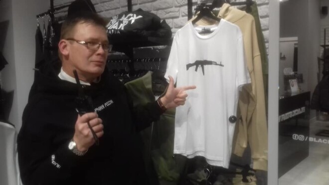 Aleksandrs Lapins pabijis arī tirdzniecības centrā „Alfa”, kur pirms kāda laika tirgoja Putina režīmu un Krievijas armiju slavinošu garderobi.