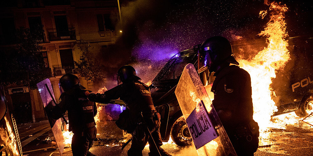 Katalonijā aizvadīta brutāla nakts: protestētāji dedzina automašīnas un policistu virzienā met degmaisījumus