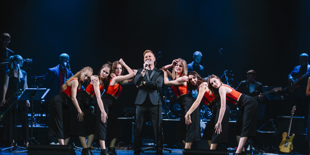 FOTO: Jānis Stībelis sajūsmina fanus ar 20 gadu skatuves jubilejas koncertu