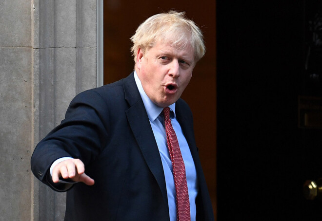 "Mēs esam panākuši lielisku vienošanos, kas atdot kontroli" pār mūsu valstu mūsu rokās, tviterī pavēstījis Džonsons.