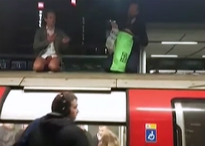 VIDEO: vides aktīvisti mēģina bloķēt Londonas metro satiksmi, rāpjoties uz vilciena jumtiem