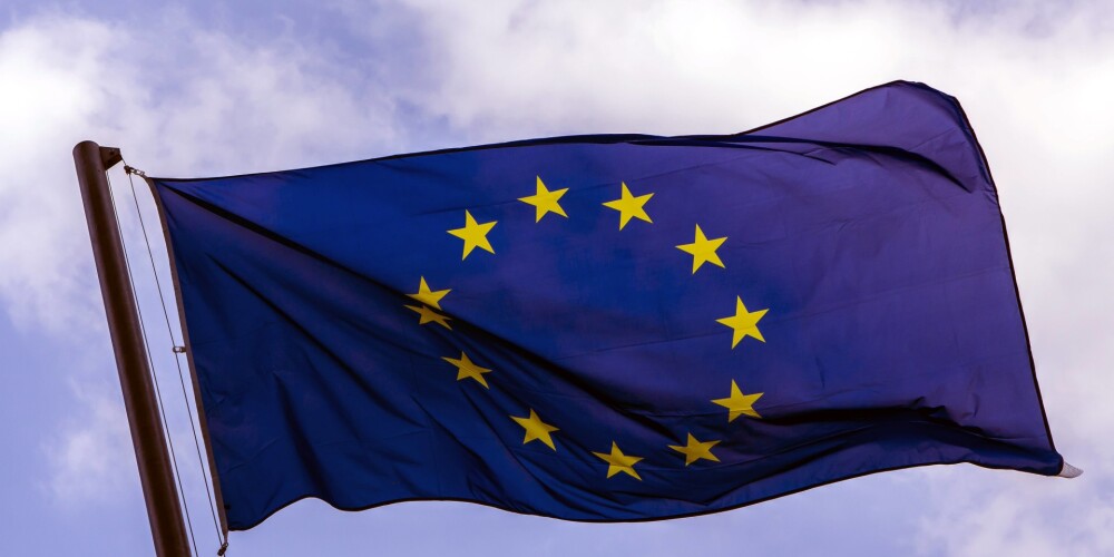 Moneyval ir oficiālais nosaukums Eiropas Padomes ekspertu komitejai naudas atmazgāšanas novēršanas pasākumu un terorisma finansēšanas novērtējumam. Tajā ir 47 dalībvalstis un tā ir padota Eiropas Padomes ministru komitejai. Moneyval uzdevums ir novērtēt, kā tiek ievēroti galvenie starptautiskie standarti nelikumīgi iegūtu līdzekļu legalizēšanas un terorisma finansēšanas apkarošanā un to īstenošanas efektivitāte, kā arī sniegt ieteikumus valsts iestādēm attiecībā uz nepieciešamajiem uzlabojumiem to sistēmās