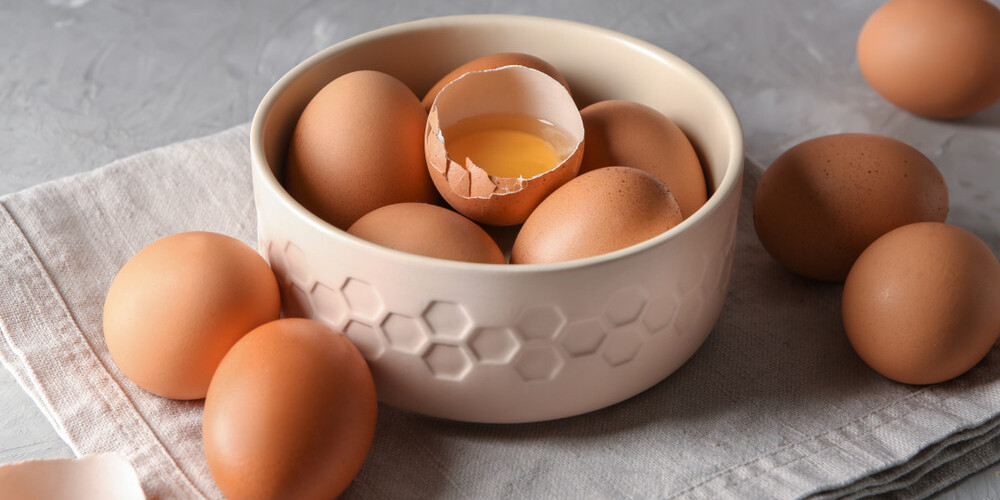 Эксперты рассказали, в чем опасность для здоровья куриных яиц с трещинами