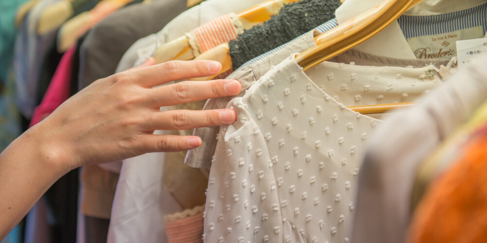 Kā atbrīvot drēbes no humpalu veikaliem raksturīgā aromāta?