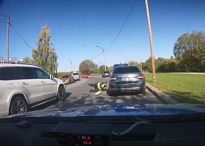 VIDEO: Igaunijas ceļu policija internetā dalās ar kolēģa neveiklu misēkli saspringtā situācijā
