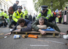 9.oktobris, Londona. Policija novāc no ielām "Extinction Rebellion" protestētājus. Neizglābjot nevienu koku, nevienu ziloni, viņiem izdevies aizēnot īstus dabas aizstāvjus. 