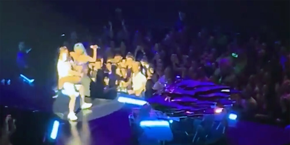 VIDEO: neveikls fans nenotur Lady Gagu un abi kopā noveļas no skatuves