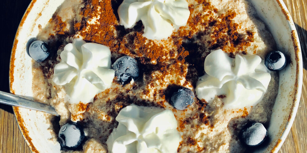 Auzu pārslu biezputra ar putukrējumu