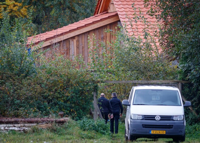 Parādās arvien jaunas dīvainības par ģimeni, kas pagrabā Nīderlandē gadiem gaidīja pasaules galu