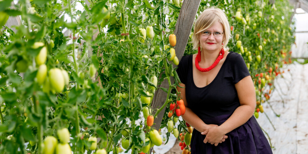 "Absolūts ēd": ciemos pie zemnieces Ilzes Lipskas, kura audzē bioloģiskos dārzeņus