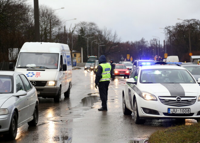 Diennakts laikā uz Latvijas ceļiem pieķerti 12 dzērājšoferi