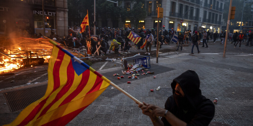Katalonijā līst asinis: pēc protestiem aizturēti 54 cilvēki, gandrīz 200 hospitalizēti