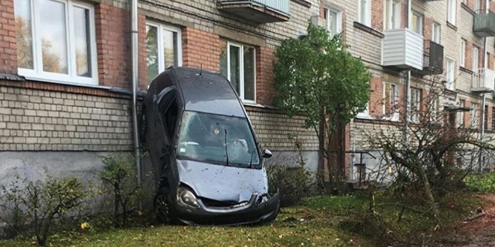 DIENAS BILDE: autovadītājs Iļģuciemā mēģinājis iebraukt daudzstāvu mājā pa logu?