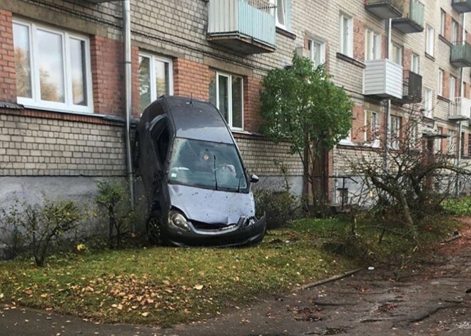 Фото дня: водитель в Ильгюциемсе пытался попасть домой через окно?