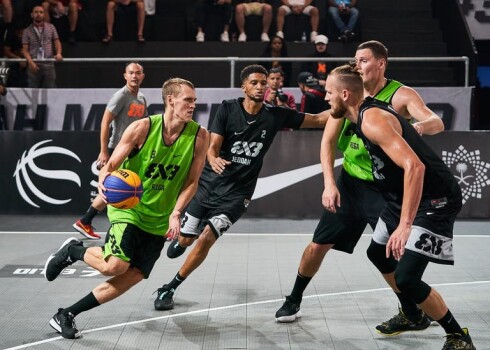 Spožu sniegumu Džidā demonstrējušais Nauris Miezis (ar bumbu) jau tuvākajās dienās, visticamāk, kļūs 3x3 basketbola pasaules ranga līderi.